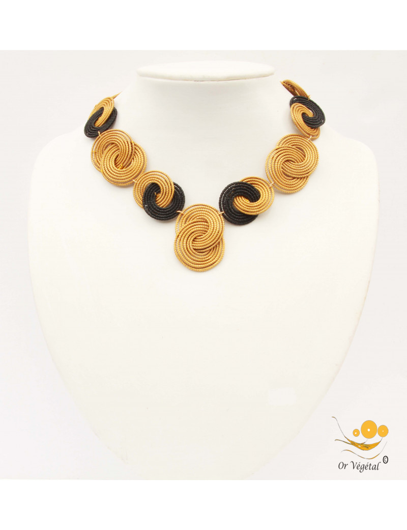 Collier or végétal avec médaillons cercles entrelacés et macramé noir Collier or végétal avec médaillons cercles entrelacés et macramé noir