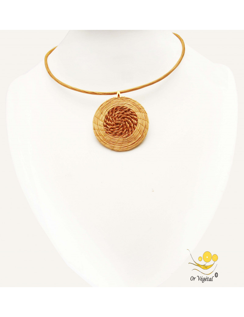Collier cerclé en or végétal avec pendentif en or végétal tressé Collier cerclé en or végétal avec pendentif en or végétal tressé