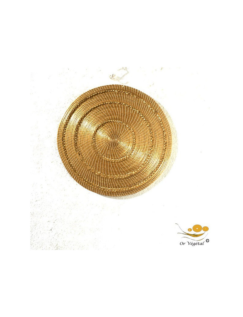 Décoration murale tréssée en or végétal de forme ronde pleine évoquant le soleil Décoration murale tréssée en or végétal de forme ronde pleine évoquant le soleil