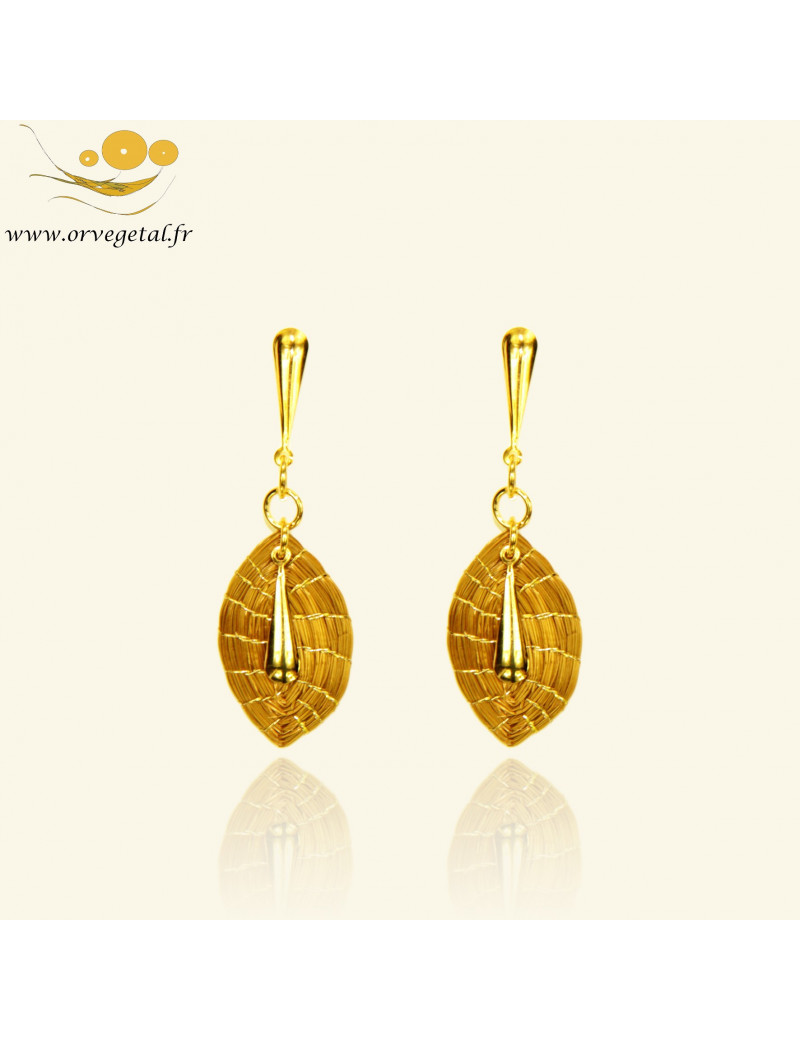 Boucles d’oreilles en or végétal tressé en forme de feuille & décoration Boucles d’oreilles en or végétal tressé en forme de feuille & décoration